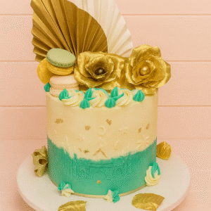 Gâteau oriental ivoire & vert émeraude – relief mosquée, fleurs et macarons